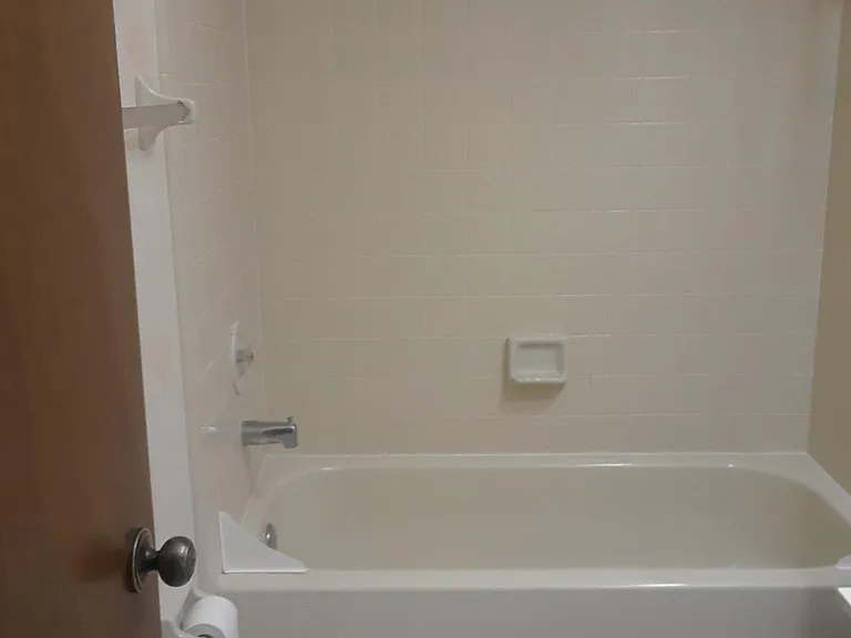 Guest Bathroom w/tub