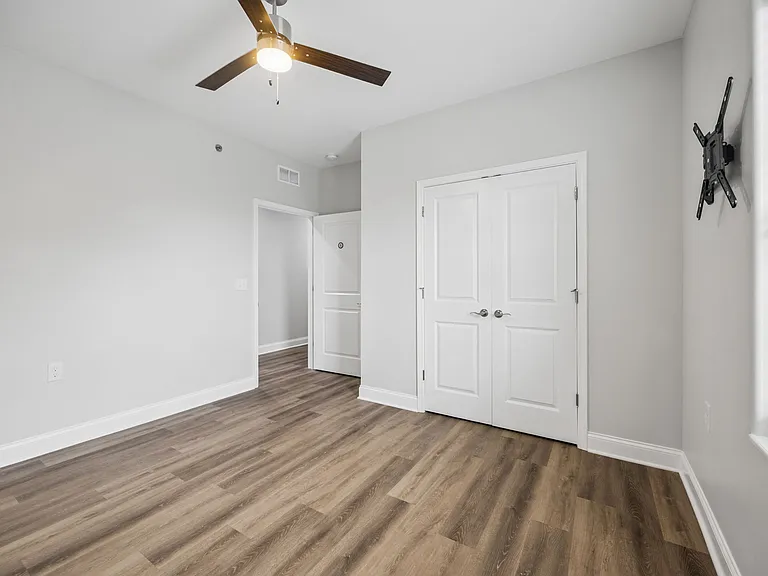 325 E 12th Ave — Photo 16
