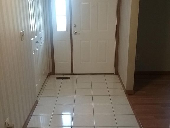 Foyer w/ Ceramic Flooring
