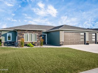 2098 Kings View Dr, Grand Forks, ND 58201