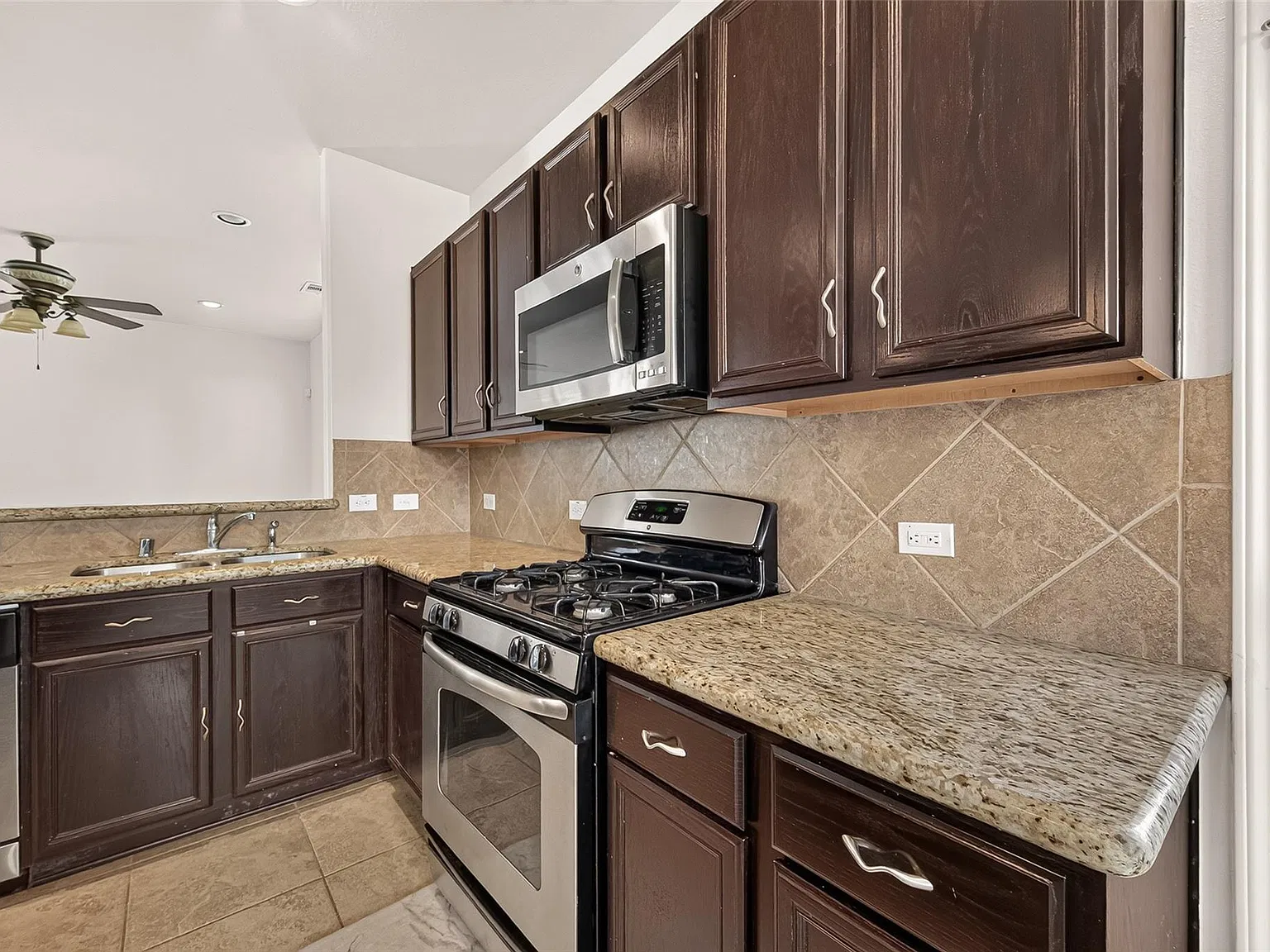 3 bed, 3.5 bath, 2082 sqft, $2,300 — Photo 4