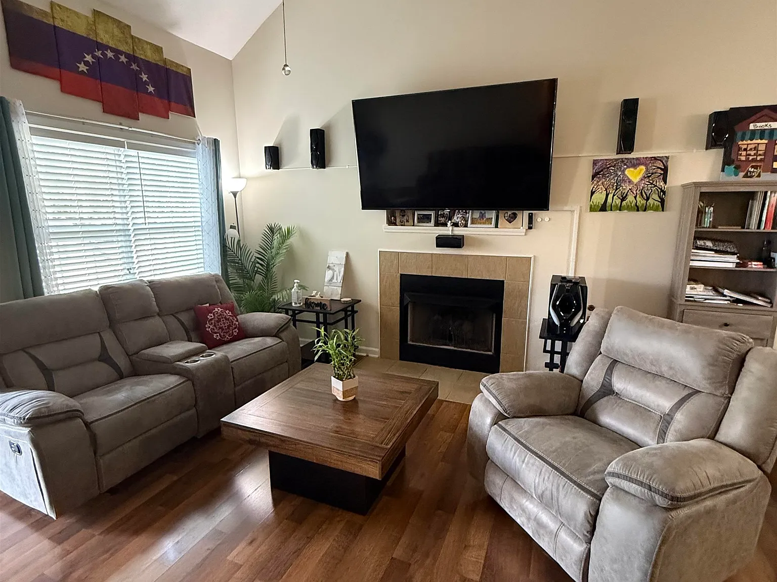 3 bed, 2.0 bath, 1511 sqft, $2,000 — Photo 2