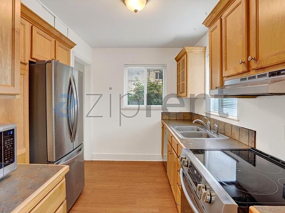 3rd image of 720 Poplar St