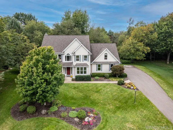 126 Bay Circle Dr, Holland, MI 49424