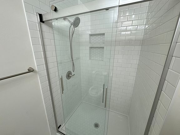 5th image of 552 Everett Ave #7