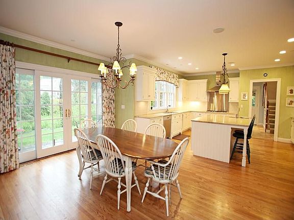 Sunnyridge colonial on private road