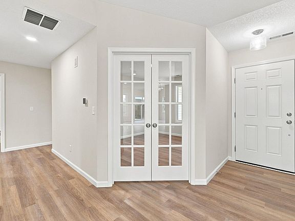 3rd image of 218 W Oak St