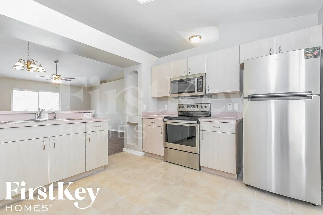 3 bed, 2.0 bath, 1213 sqft, $2,120 — Photo 4