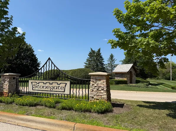 7010 Wildflower Ct, Spring Grove, IL 60081