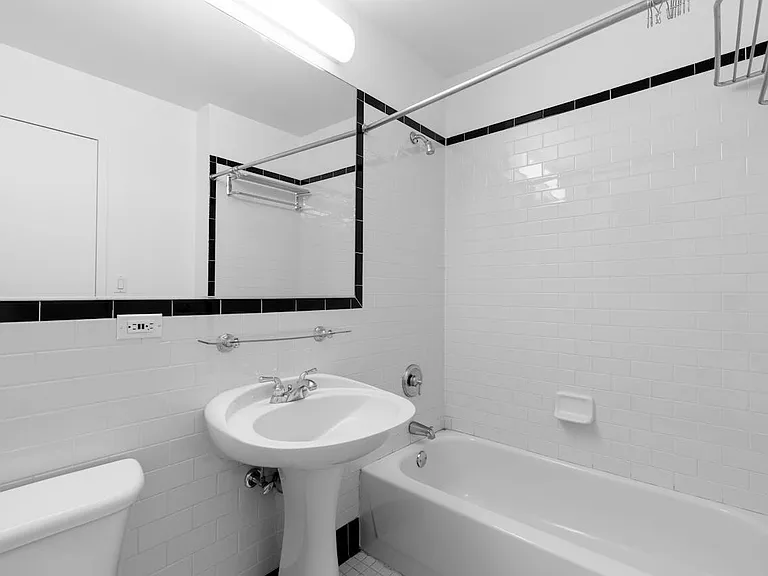 420 W 42nd St #38F — Photo 6