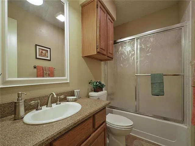 Hall bathroom - Old photo (glass doors have been removed)