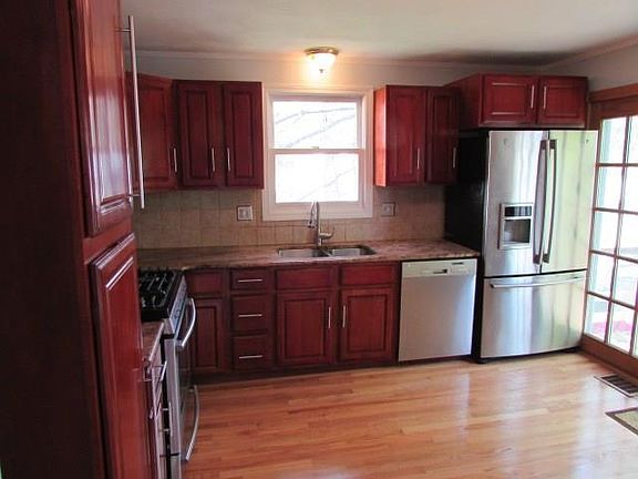 4th image of 14 Linda Ct