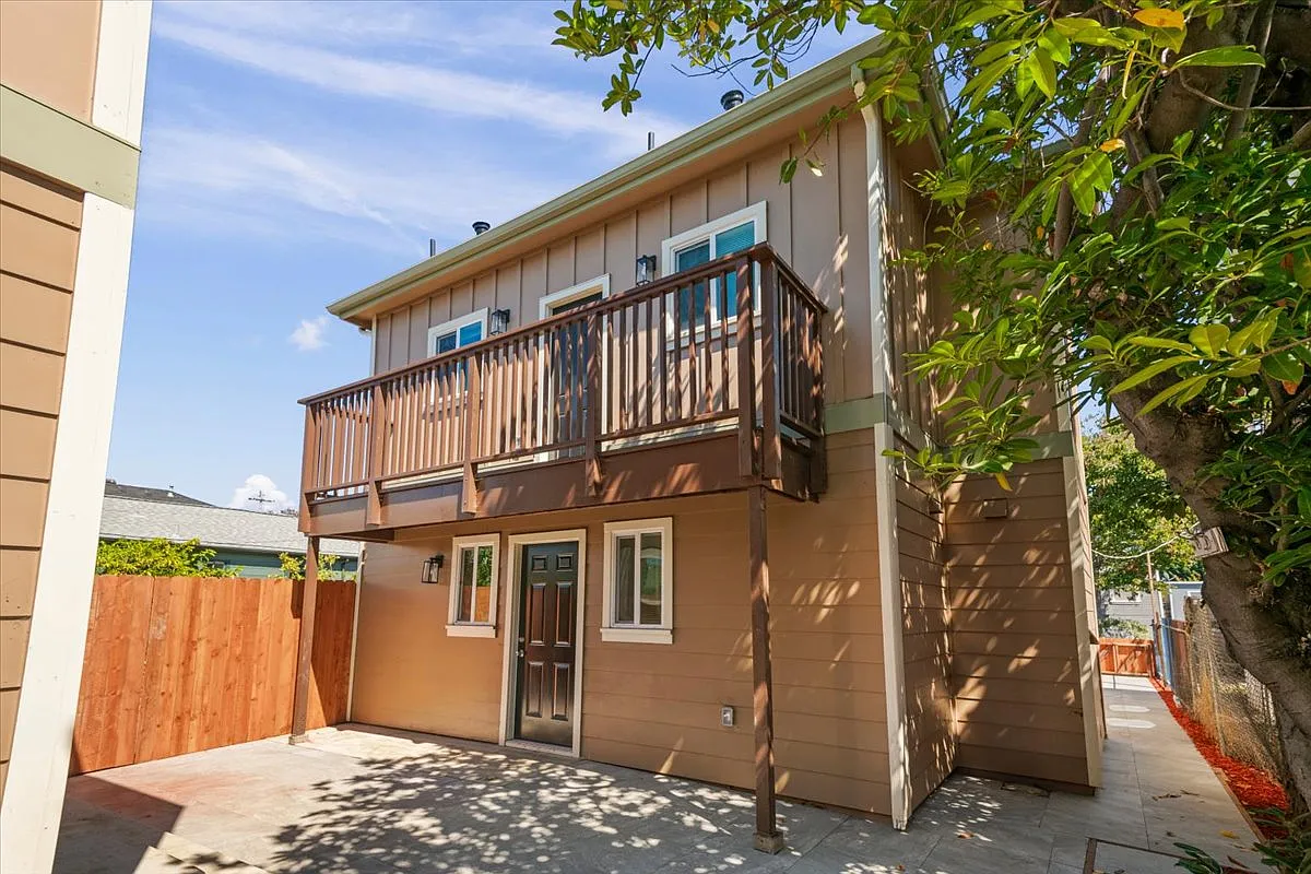 2 bed, 800 sqft, $2,995 — Photo 1