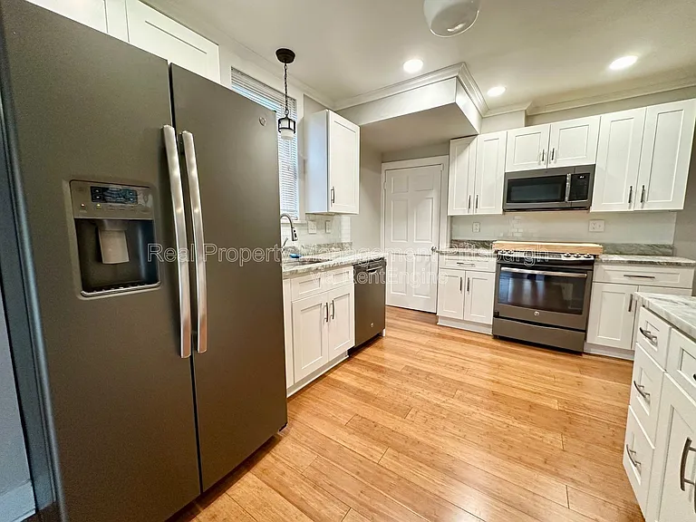1112 Kelton Ave — Photo 1