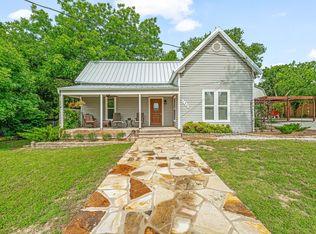 735 N Crockett St, Granbury, TX 76048
