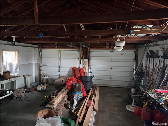 4th image of 900 Maxfield Rd