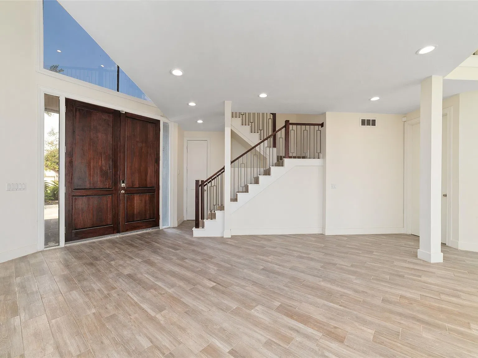 5 bed, 4.5 bath, 4900 sqft, $4,400 — Photo 4