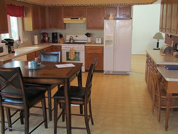 Spacious kithcen with eat-in area. All appliances included!!