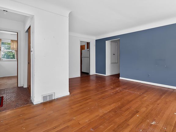 3rd image of 604 Lockwood Rd