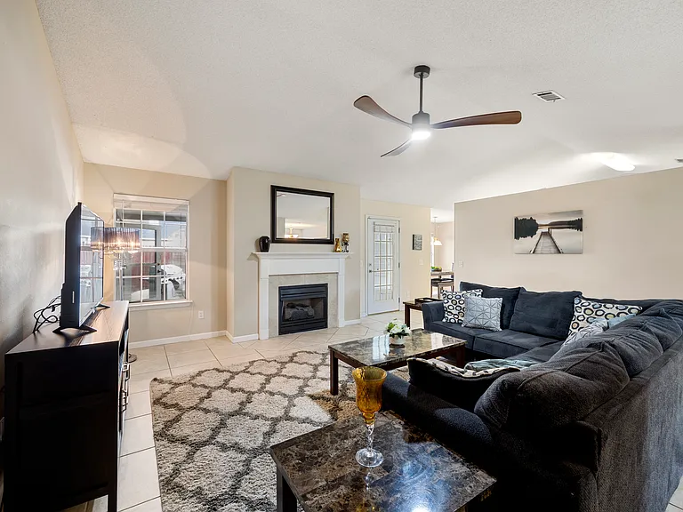 909 Catskill Ln — Photo 13