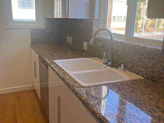 KItchen: Lots of natural light and granite countertops