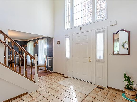 4th image of 2 Wood Lily Ln