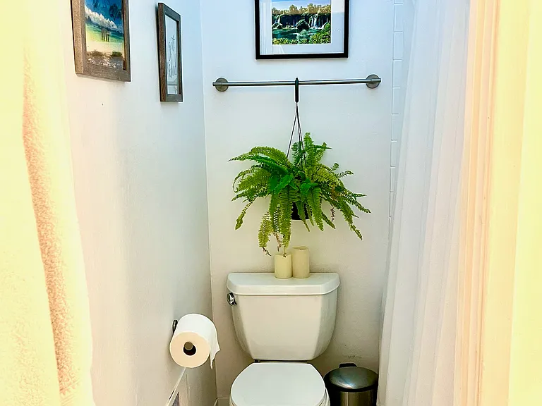 En Suite bathroom to primary bedroom