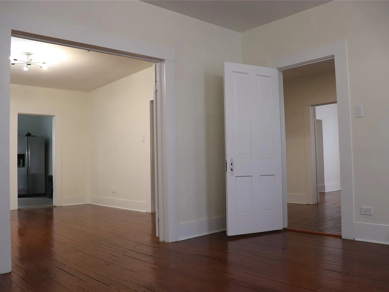 2 bed, 1.0 bath, 1321 sqft, $3,200 — Photo 2