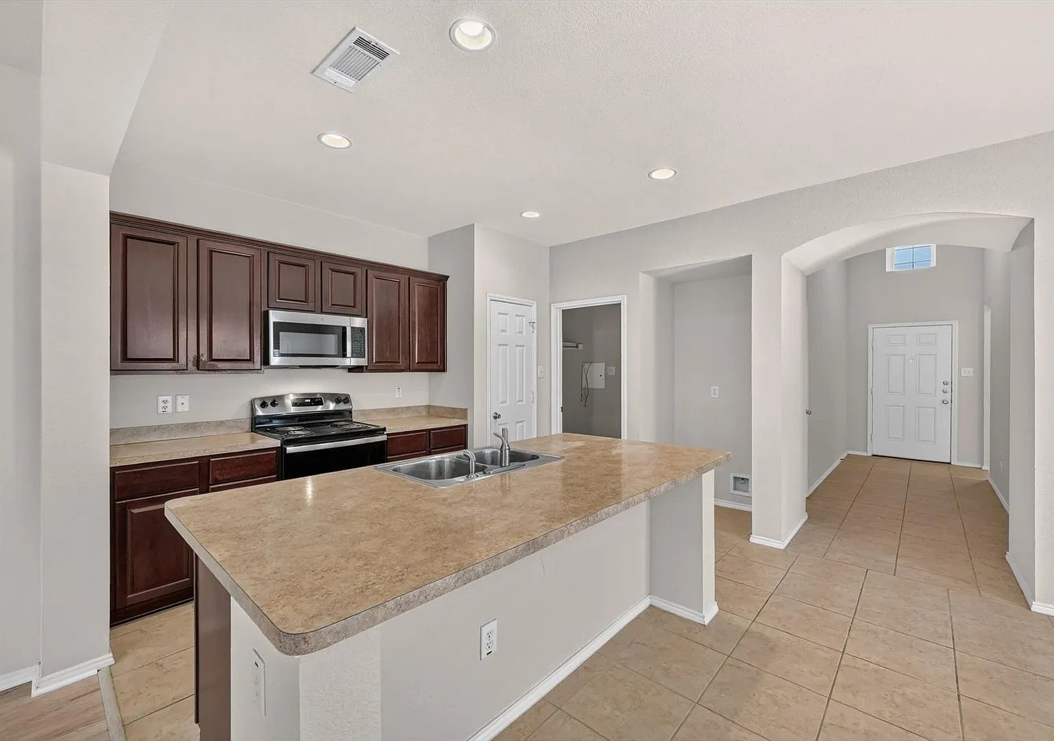 $500 Move-In Special! Beautiful 3 Bedroom 2 Bathroom Home in Forney! — Photo 4