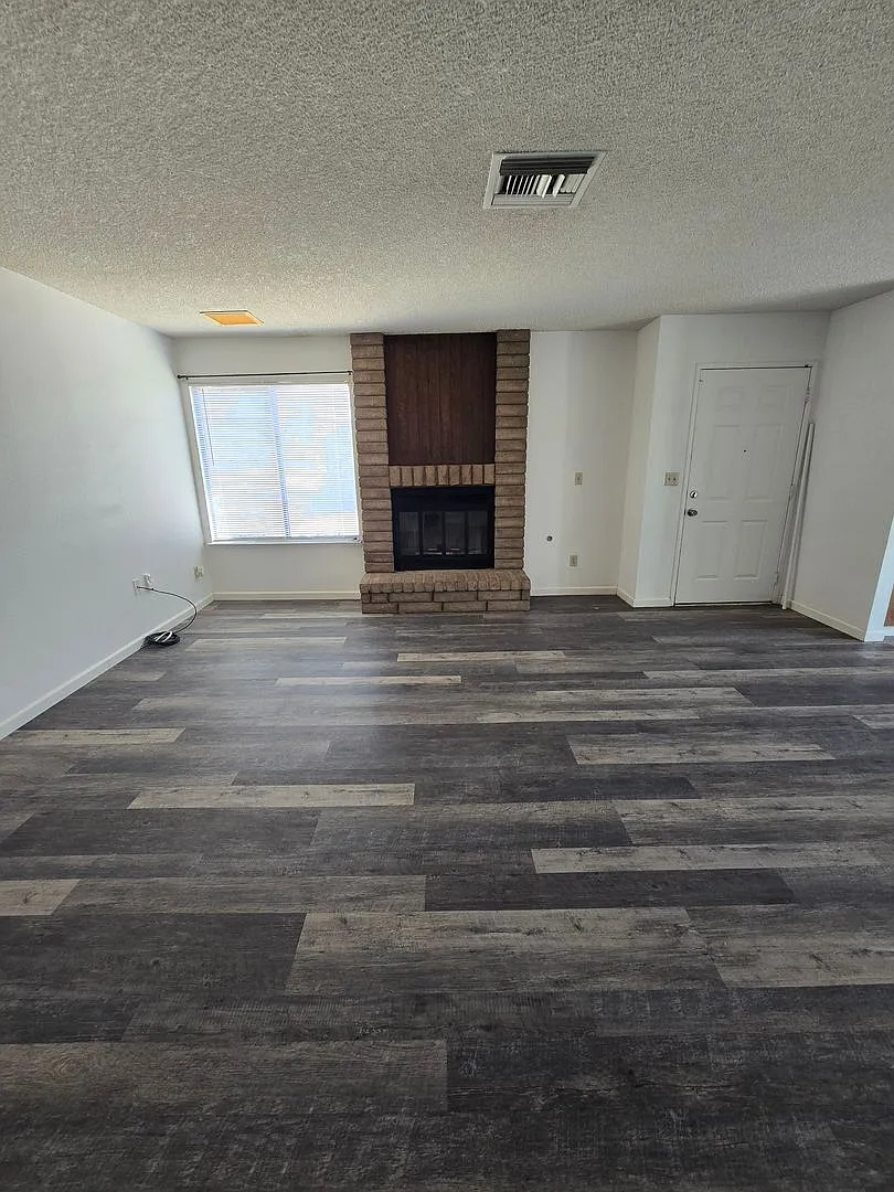 Comfy 3 bed 2 bath — Photo 2