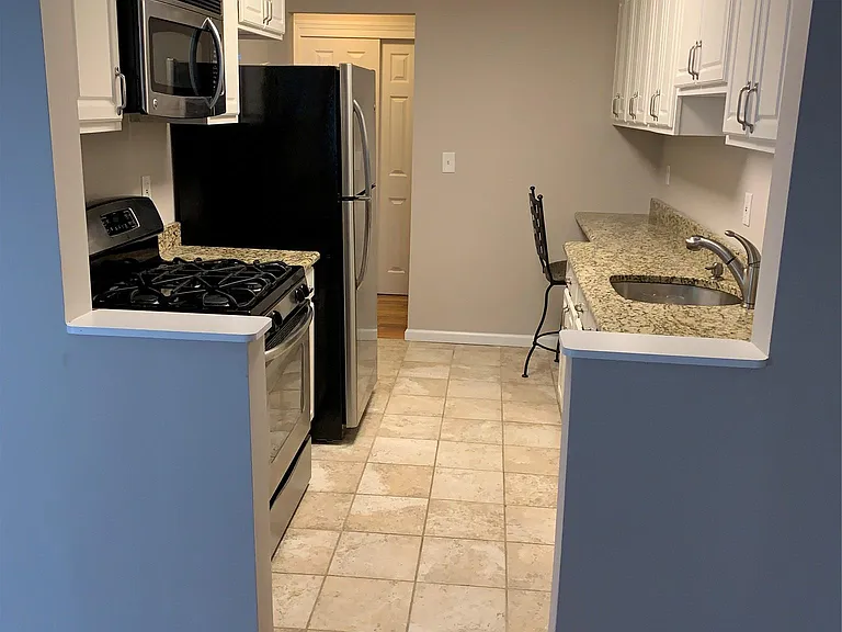 10 Oxford Dr #10 — Photo 6
