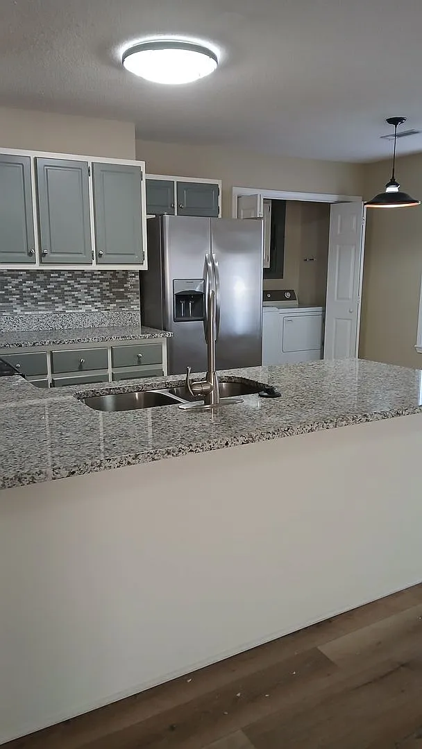 3 Bed/ 3 Bath located just off South Lamar Immediate Move in — Photo 2