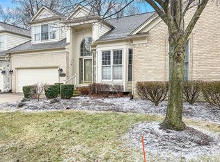 39611 Dun Rovin Dr, Northville, MI 48168