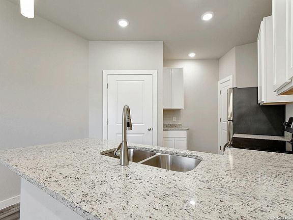 5th image of 408 E LAUREL