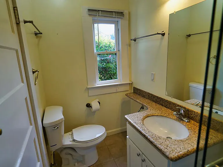 2836 Derby St — Photo 15