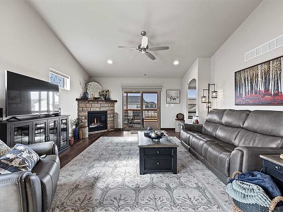 5th image of 717 Creekside Dr