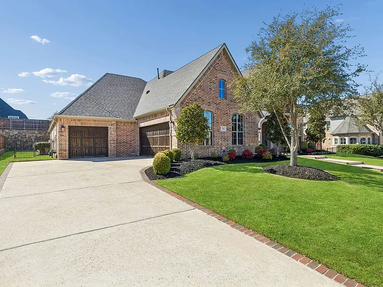 701 Cherrywood Dr — Photo 3