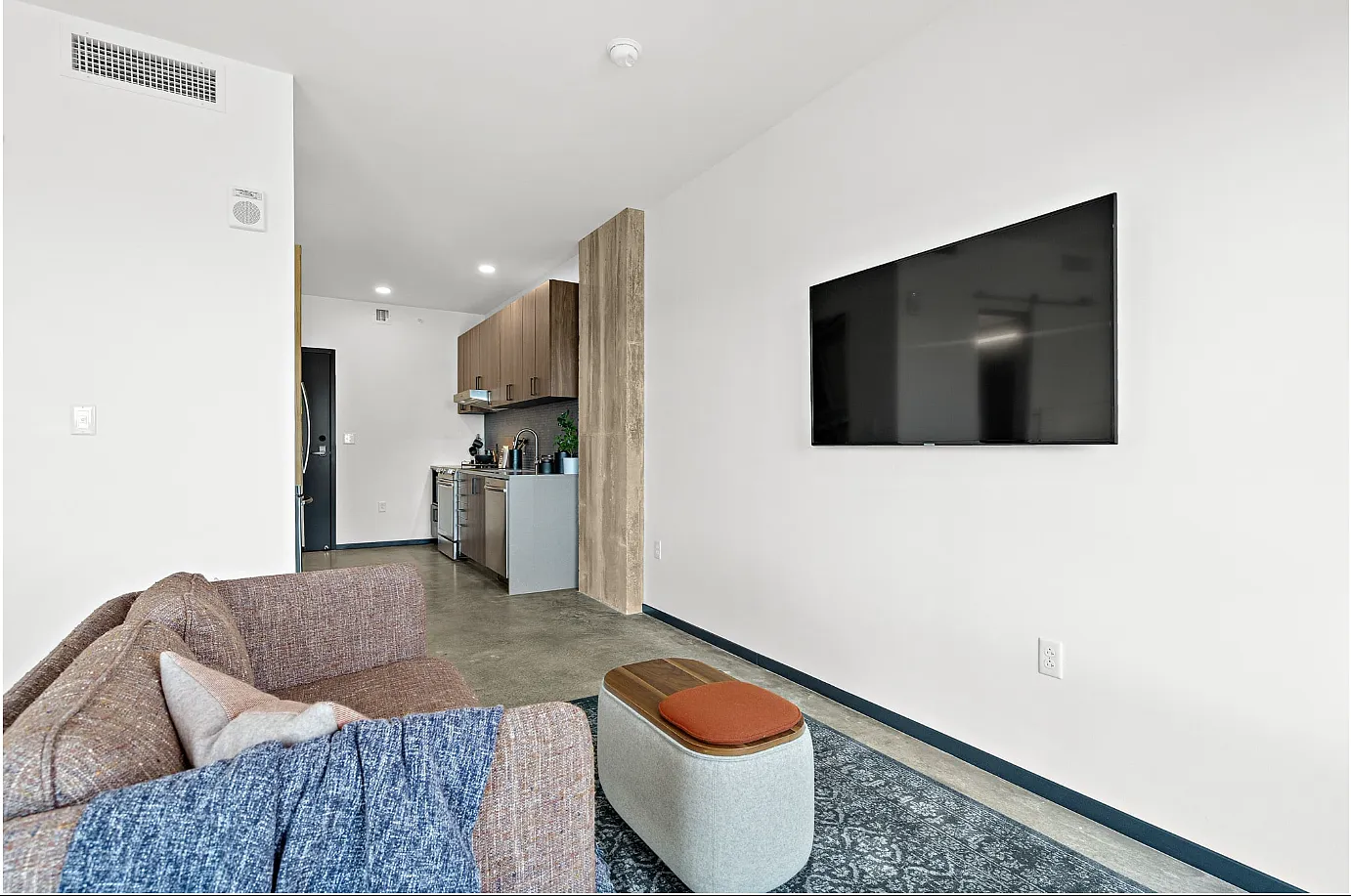 Studio, 570 sqft, $1,246 — Photo 3