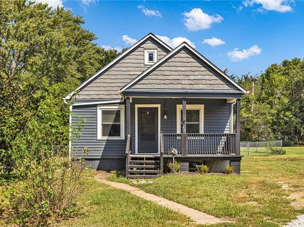 406 NE Forest Ave, Lees Summit, MO 64063