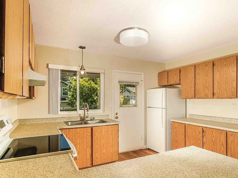 Creekside Village Apartments — Photo 8