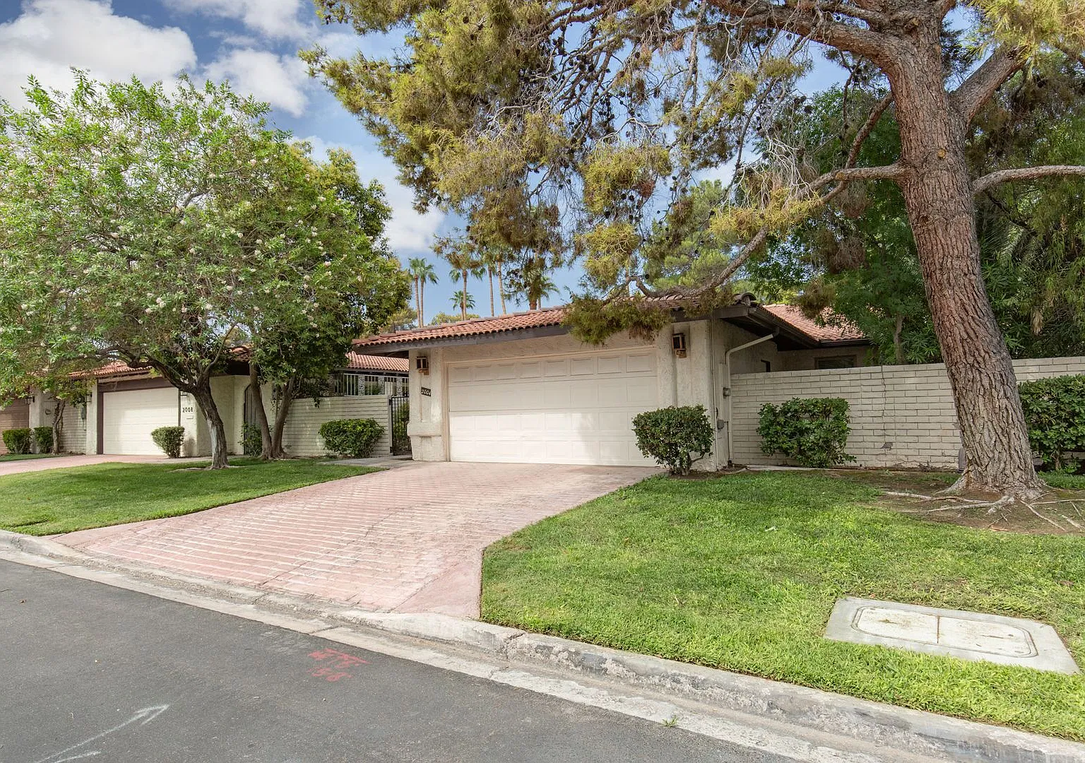 Recently renovated home in luxury resort style guard gated community near the Strip — Photo 3