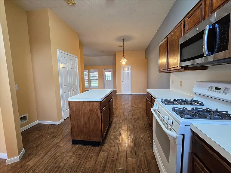 8927 Diamond Lake Ln — Photo 6