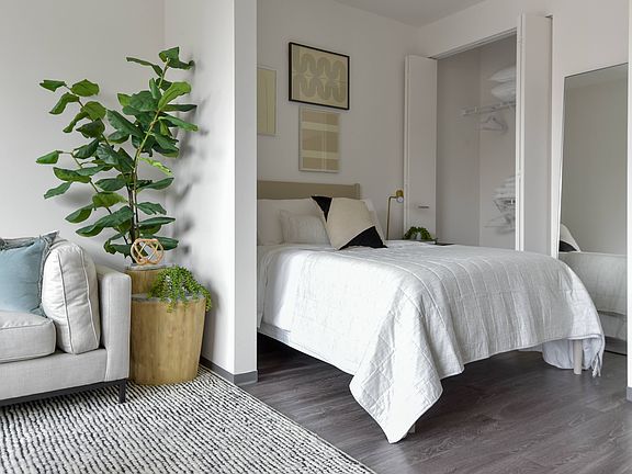 3rd image of 2340 N California Ave #4212595