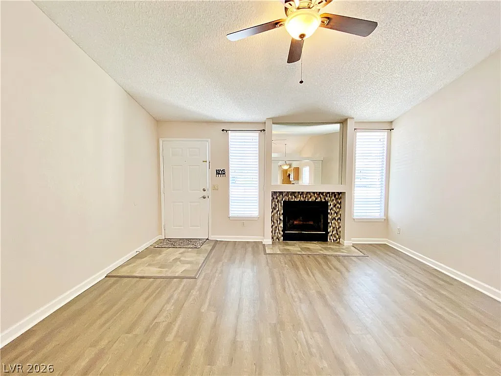 3 bed, 2.0 bath, 1200 sqft, $2,395 — Photo 2