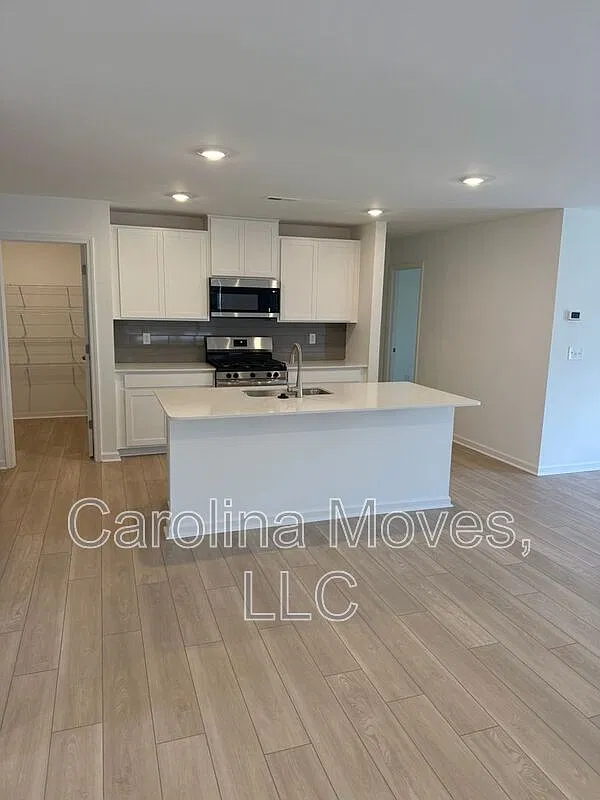 5 bed, 3.0 bath, 2578 sqft, $2,195 — Photo 3