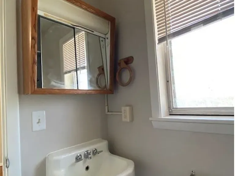 511 W University Ave — Photo 18