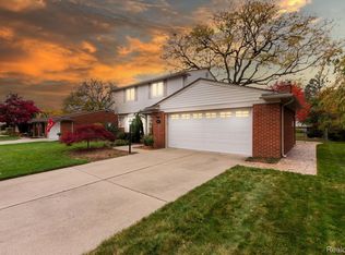 15543 Golfview St, Livonia, MI 48154