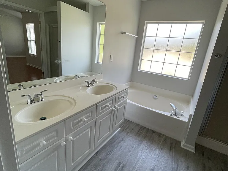 2704 Holmes Ct N — Photo 6