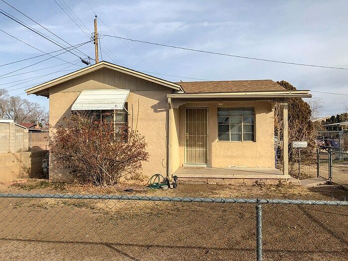 1st image of 905 Belrose Ave NW