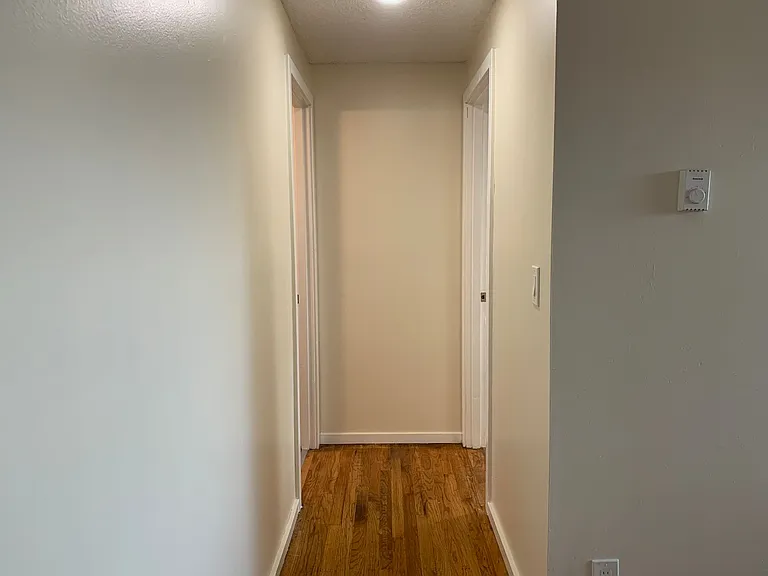 C2402 - Maple Court Apartments — Photo 10